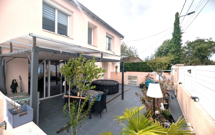 Maison   RIORGES  142 m2 239 000 € 