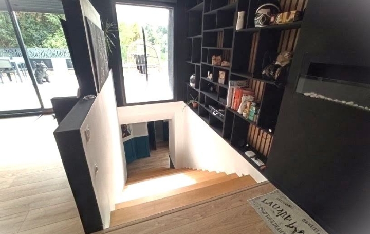 Villa   SAINT-GENEST-LERPT  101 m2 315 000 € 